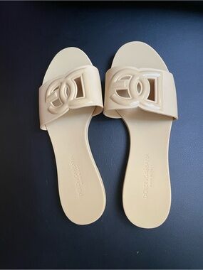 Dolce & Gabbana Beige Patent Logo Slide Sandals - Women